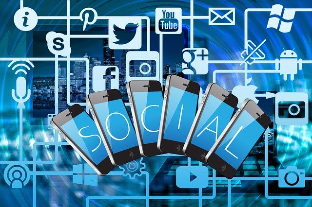 Onlinekurs - Schriftzug "social" und Symbole für Social Media Kanäle