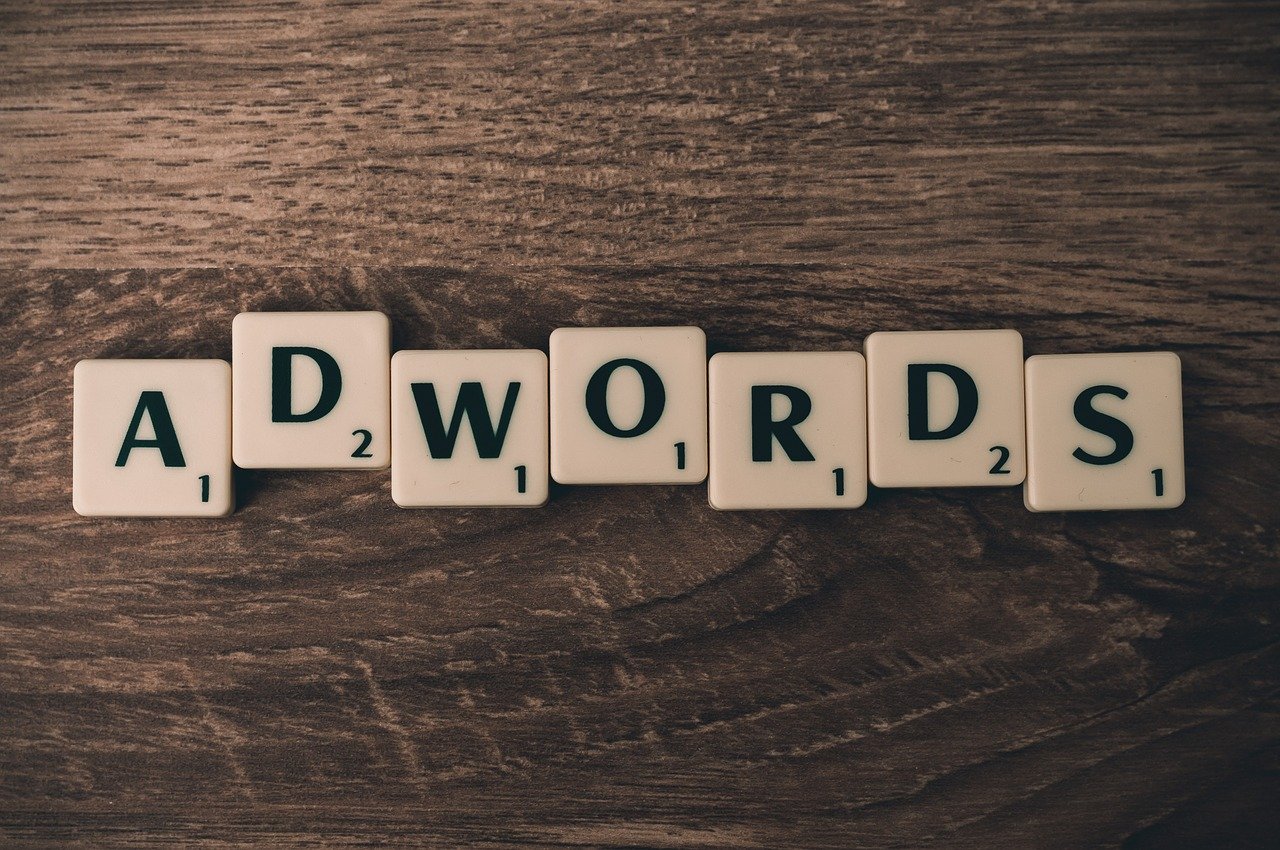 Scrabble-Buchstaben mit Schriftzug "Adwords"