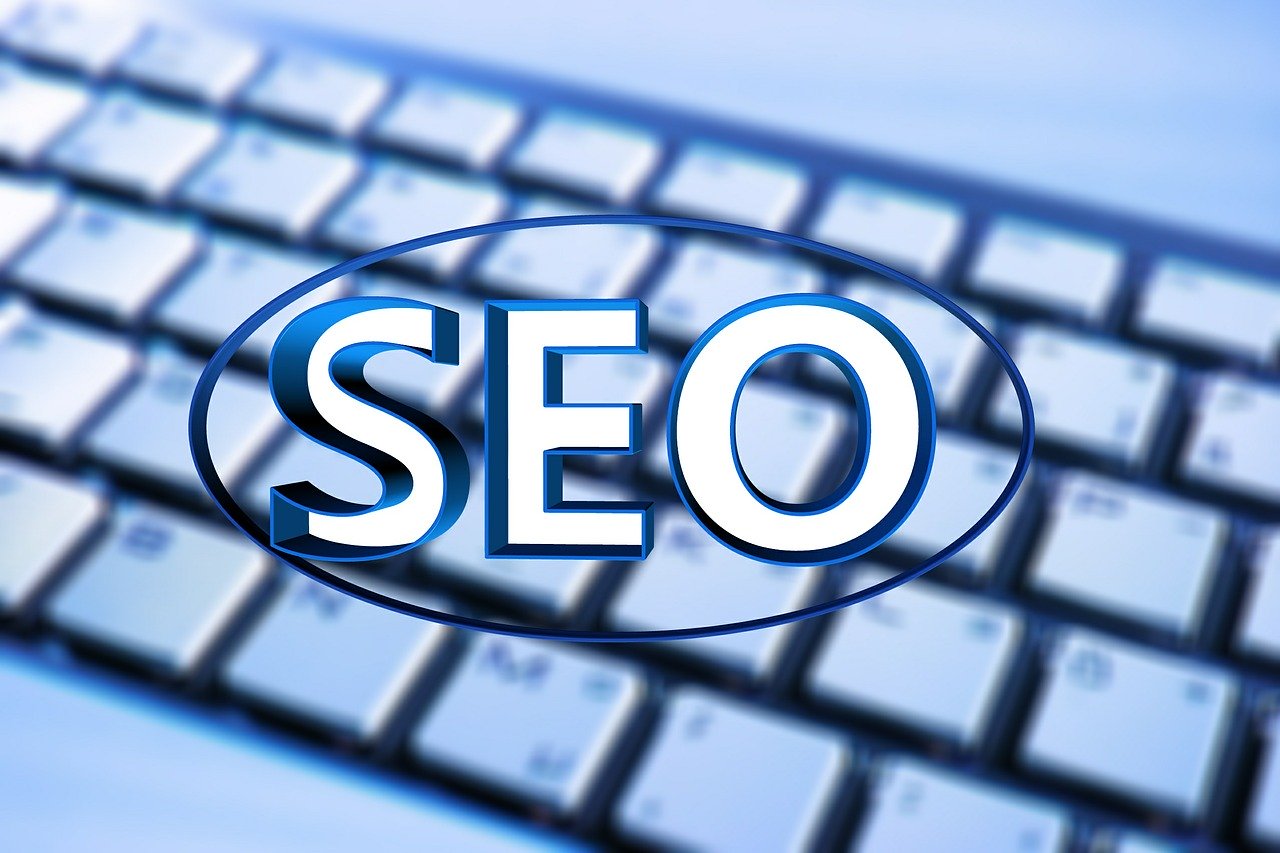 Schriftzug SEO auf blauem Hintergrund